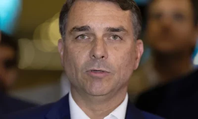 Flávio Bolsonaro cobra investigações sobre Lula, Banco Master e desvios do INSS; senador também comenta apuração sobre cinebiografia de Bolsonaro