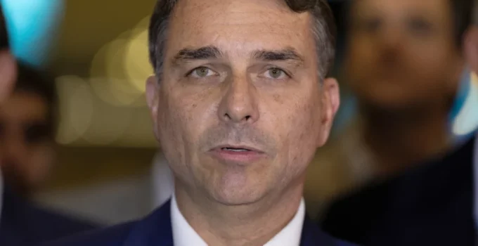 Flávio Bolsonaro cobra investigações sobre Lula, Banco Master e desvios do INSS; senador também comenta apuração sobre cinebiografia de Bolsonaro
