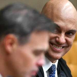 Escalada de Tensão no STF: Ministros Exigem Acesso ao Celular de Vorcaro e Confrontam Moraes Antes de Julgamento Crucial