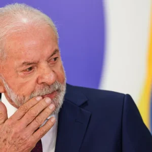 Escândalo do Banco Master: Colunista do Wall Street Journal aponta Risco Eleitoral para Lula e Críticas ao STF