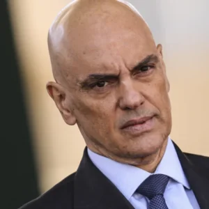 Moraes Acusa Mendonça de "Farsa Vingativa" e Alerta: "Tentativa de Golpe Não se Encerrou"