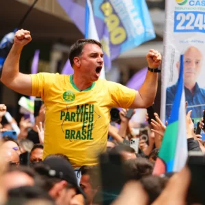 Flávio Bolsonaro defende afastamento de Alexandre de Moraes e crava: "Terça será vital para o Brasil respirar"