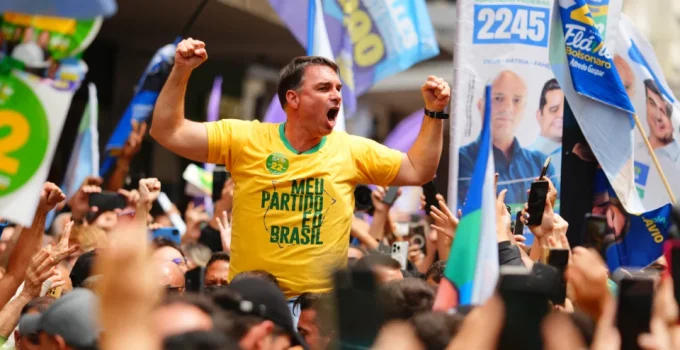 Flávio Bolsonaro defende afastamento de Alexandre de Moraes e crava: "Terça será vital para o Brasil respirar"