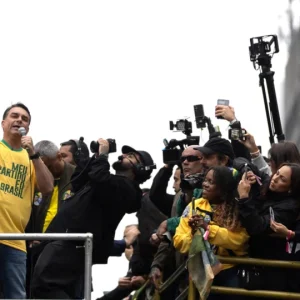 Flávio Bolsonaro Aciona STF Contra Filho de Sarney por Suposta Coação em Investigação do Filme Dark Horse