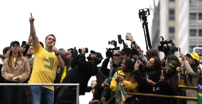 Flávio Bolsonaro Aciona STF Contra Filho de Sarney por Suposta Coação em Investigação do Filme Dark Horse