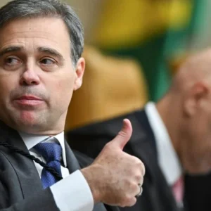 Aliados de Alexandre de Moraes articulam no STF para adiar julgamento crucial que pode investigar o ministro