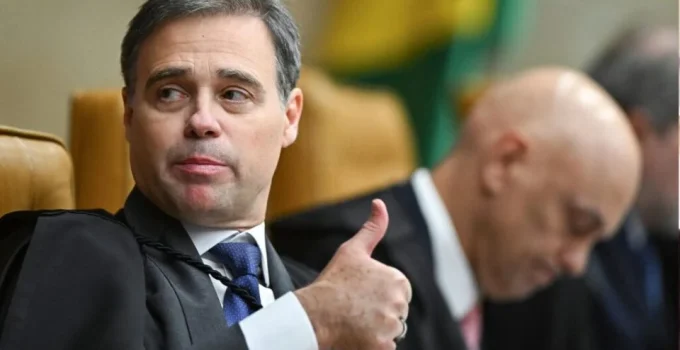 Aliados de Alexandre de Moraes articulam no STF para adiar julgamento crucial que pode investigar o ministro
