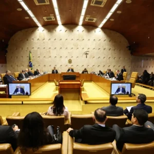 STF adia definição sobre união de casos Moraes e Mendonça após pedido de vista de Flávio Dino; crise no Supremo se agrava