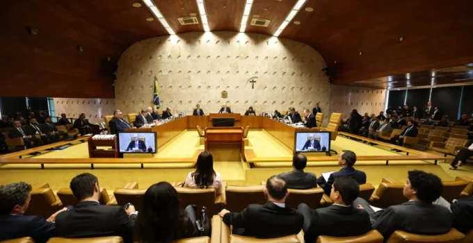 STF adia definição sobre união de casos Moraes e Mendonça após pedido de vista de Flávio Dino; crise no Supremo se agrava