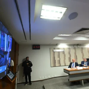 Senadores pedem Reforma do Judiciário após pedido de vista de Flávio Dino em julgamento de Moraes no STF
