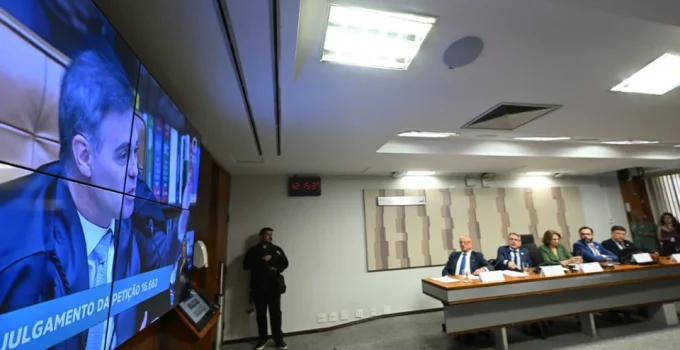 Senadores pedem Reforma do Judiciário após pedido de vista de Flávio Dino em julgamento de Moraes no STF