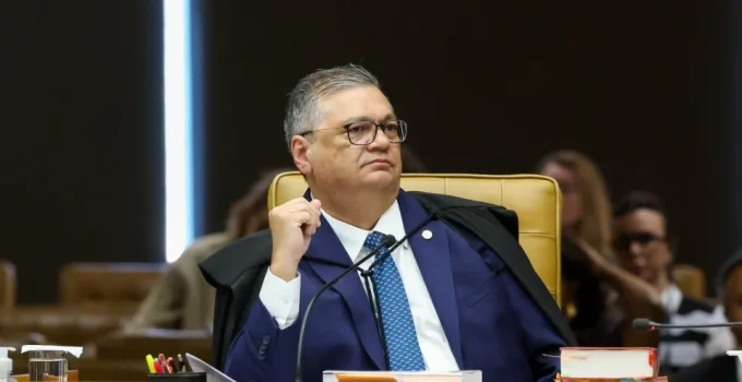 Dino adia julgamento de Moraes em meio a bate-boca explosivo entre ministros do STF; entenda a polêmica