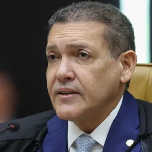 Tensão no STF: Kassio Nunes Bloqueia Gilmar Mendes no WhatsApp Após Cobrança sobre Caso Master e Filhos Ministros