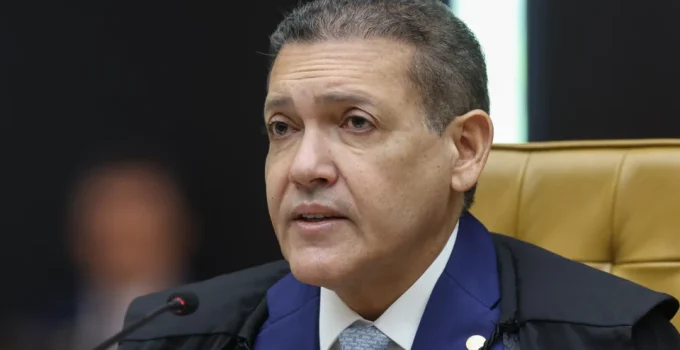 Tensão no STF: Kassio Nunes Bloqueia Gilmar Mendes no WhatsApp Após Cobrança sobre Caso Master e Filhos Ministros