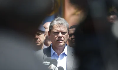 Tarcísio curte post da esposa sobre "novo CEO" no Planalto e aliados de Bolsonaro reagem com desconfiança