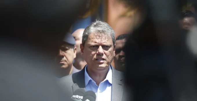 Tarcísio curte post da esposa sobre "novo CEO" no Planalto e aliados de Bolsonaro reagem com desconfiança