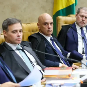 STF Suspende Julgamento Crucial Sobre Investigação de Alexandre de Moraes Após Debates Intensos e Pedido de Vista