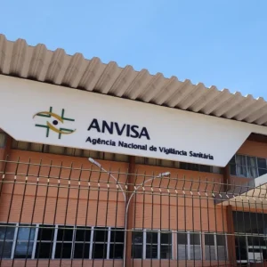 Anvisa suspende testes de nova terapia da Novartis para doenças autoimunes após 3 mortes