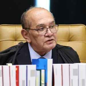 STF: Gilmar Mendes é acusado de "ética da máfia" após enviar mensagens vazadas para colegas sobre caso que envolve Alexandre de Moraes