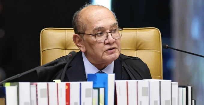 STF: Gilmar Mendes é acusado de "ética da máfia" após enviar mensagens vazadas para colegas sobre caso que envolve Alexandre de Moraes