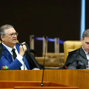 Flávio Dino pede investigação sobre André Mendonça e banqueiro Daniel Vorcaro em meio a tensões no STF