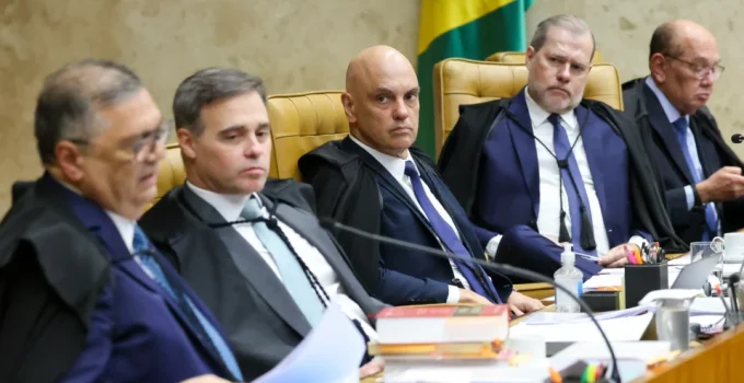 Gilmar e Dino: Estratégia de Tumulto e Subterfúgios no STF para Blindar Moraes e Desviar Foco do Julgamento