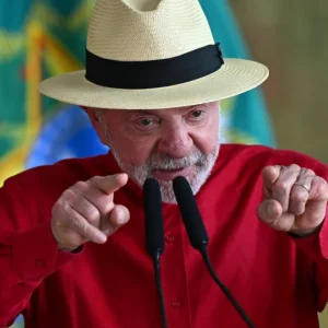 Lula revela que usava "sangue de Cristo" para justificar o vermelho do PT e compara barba a Jesus