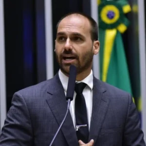 Eduardo Bolsonaro Pede Sanções dos EUA Contra Moraes, Gilmar e Dino em Reunião com Governo Trump