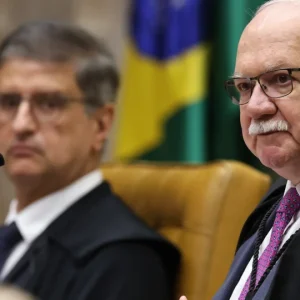 Pai de ex-banqueiro Daniel Vorcaro, Henrique Vorcaro, pede a Fachin que destrave processo e reveja prisão preventiva após mais de 90 dias sem revisão