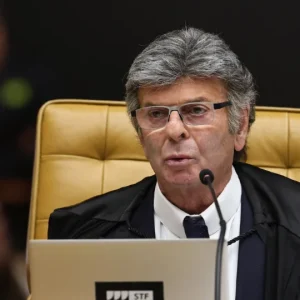 Filho de Fux orientou Daniel Vorcaro a enviar e-mail à secretária do pai no STF, revelam mensagens