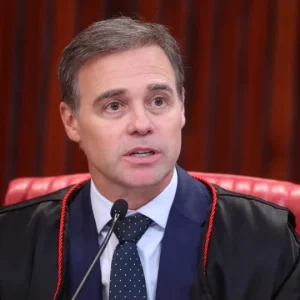 TSE rejeita ação contra reajuste do Bolsa Família de Lula; deputado Zé Trovão sem legitimidade, diz ministro Mendonça