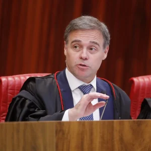 Mendonça relata ação de Renan Santos contra reajuste do Bolsa Família de Lula; candidato acusa presidente de "comprar voto"