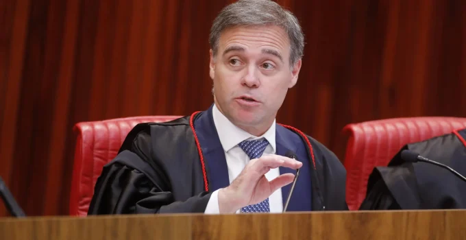Mendonça relata ação de Renan Santos contra reajuste do Bolsa Família de Lula; candidato acusa presidente de "comprar voto"