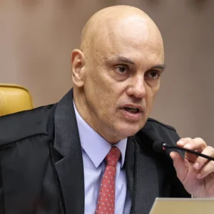 Novo pede que Alexandre de Moraes seja impedido de votar em processo onde é alvo no STF, alegando "confusão de papéis"