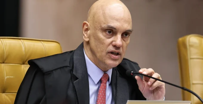 Novo pede que Alexandre de Moraes seja impedido de votar em processo onde é alvo no STF, alegando "confusão de papéis"