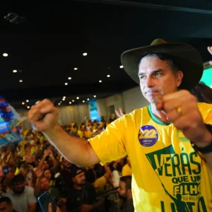 Flávio Bolsonaro anuncia plano para recrutar fiscais e questiona eleição de 2022: "Alexandre de Moraes desequilibrou a disputa"