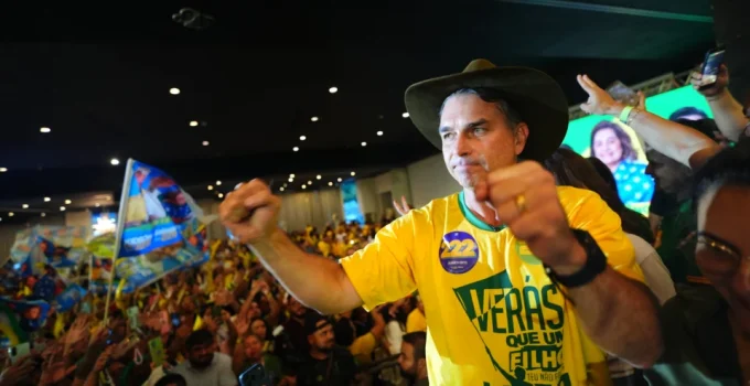 Flávio Bolsonaro anuncia plano para recrutar fiscais e questiona eleição de 2022: "Alexandre de Moraes desequilibrou a disputa"