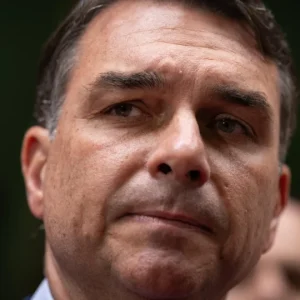 Flávio Bolsonaro desmente Zé Trovão e se compromete com reajuste do Bolsa Família: "Farei muito mais"