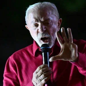 PT lança panfleto 'Bíblico' para conquistar eleitores evangélicos em 2026, associando Lula a passagens sagradas
