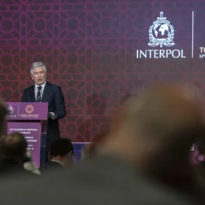 IA Revolucionária: Interpol Identifica 126 Terroristas em Operação Global com Reconhecimento Facial Avançado