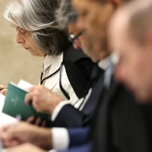 Cármen Lúcia Pede Desculpas e Lamenta Crise no STF, Mas Mantém Apoio a Decisões Polêmicas que Geram Desconfiança