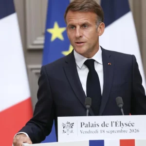 Macron Alerta: França se Prepara para Intensificação de Ataques Híbridos Russos com Drones e Ciberataques