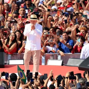 Lula declara que quer vencer eleição para manter Bolsonaro preso e provoca agronegócio: "se ajoelhar"