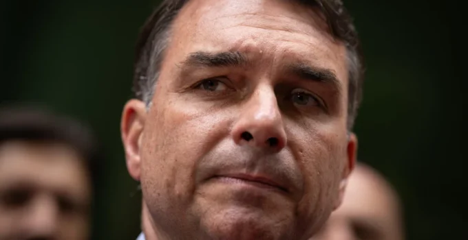 Flávio Bolsonaro explode com foto de Gonet e Vorcaro com charutos e uísque: "rindo da cara do povo sofrido"