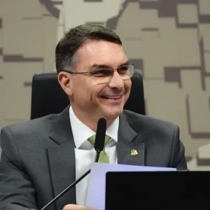 Pesquisas Revelam Crescimento Acelerado de Flávio Bolsonaro em Relação a Lula para Eleições 2026