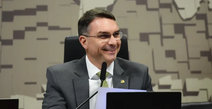 Pesquisas Revelam Crescimento Acelerado de Flávio Bolsonaro em Relação a Lula para Eleições 2026