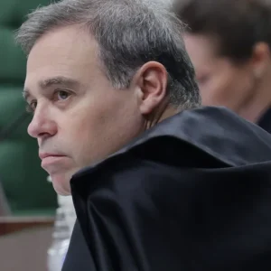 Mendonça e Fux Acionam PF por Dados Inacessíveis do Celular de Vorcaro, Escalada de Tensão no STF
