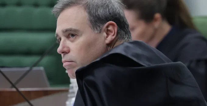 Mendonça e Fux Acionam PF por Dados Inacessíveis do Celular de Vorcaro, Escalada de Tensão no STF