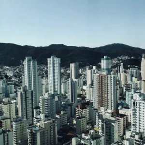 Corretores em SC Viram Influencers Digitais: A Nova Era da Marca Pessoal no Mercado Imobiliário de Luxo