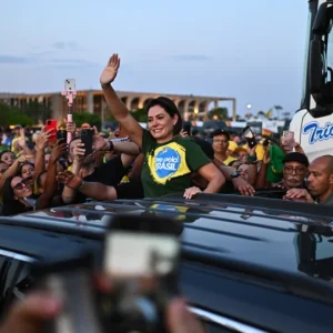 Michelle Bolsonaro reage à proibição de imagem de Jair Bolsonaro em propaganda eleitoral com vídeo emocionante